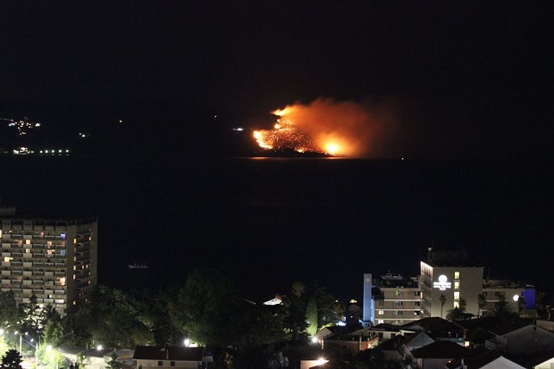 ПОЖАРИ У ЦРНОЈ ГОРИ: Пламен и у Сутомору, ватрогасци бране куће и цркву